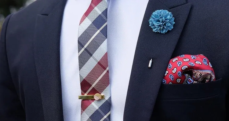 Jak nosić szpilkę do krawata, aby wyglądać elegancko i stylowo