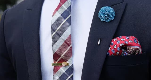 Jak nosić szpilkę do krawata, aby wyglądać elegancko i stylowo