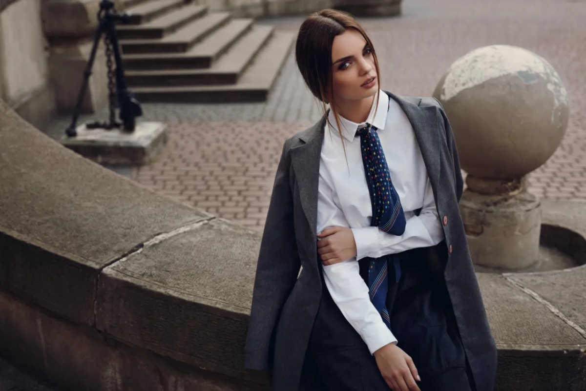 Jak nosić krawat: proste triki, aby wyglądać elegancko i stylowo