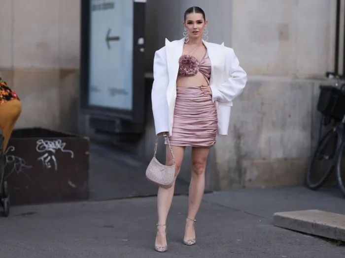 Jakie buty i torebka do pudrowej sukienki, aby wyglądać olśniewająco