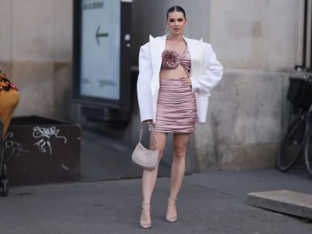 Jakie buty i torebka do pudrowej sukienki, aby wyglądać olśniewająco