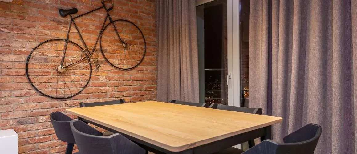 Jakie zasłony do stylu loftowego wybrać, aby dodać ciepła?