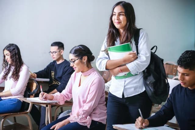 Jak ubrać się na studia, by czuć się komfortowo i stylowo?