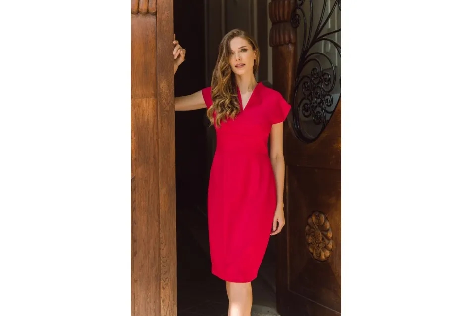 Jakie kolory butów do różowej sukienki, aby wyglądać olśniewająco?